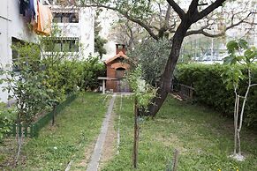 Cozy apt Within Walk Distance to Center and Beach