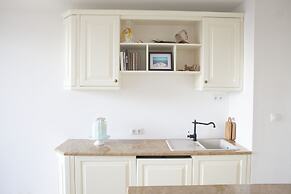 Cozy apt Within Walk Distance to Center and Beach