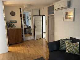 Cozy apt Within Walk Distance to Center and Beach
