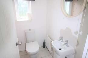 3 Bed Detached - 3 Bathrooms - Parking - Quiet