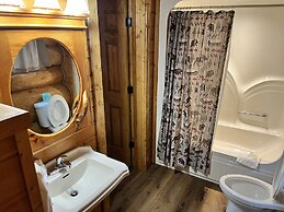 Infinite Views - Secluded W/ Mountain Views 2 Bedroom Cabin by Heavenl