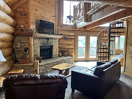 Infinite Views - Secluded W/ Mountain Views 2 Bedroom Cabin by Heavenl