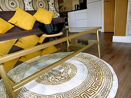 Ultra Deluxe Versace Apartment Near Sheffield