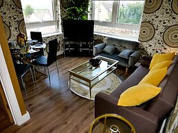 Ultra Deluxe Versace Apartment Near Sheffield