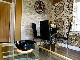 Ultra Deluxe Versace Apartment Near Sheffield