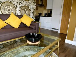 Ultra Deluxe Versace Apartment Near Sheffield