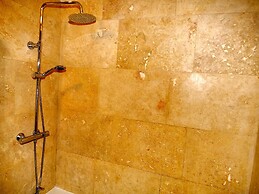 Ultra Deluxe Versace Apartment Near Sheffield