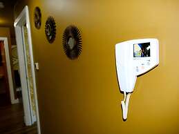 Ultra Deluxe Versace Apartment Near Sheffield