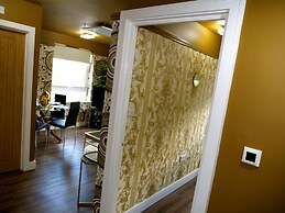 Ultra Deluxe Versace Apartment Near Sheffield