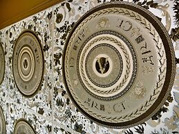 Ultra Deluxe Versace Apartment Near Sheffield