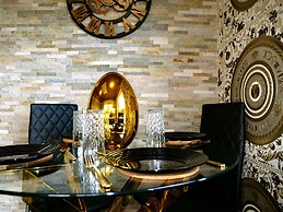 Ultra Deluxe Versace Apartment Near Sheffield