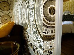 Ultra Deluxe Versace Apartment Near Sheffield