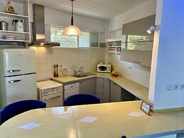 Stunning View Seaside 1-bed Apartment in Saronida