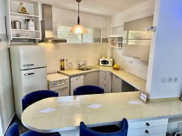Stunning View Seaside 1-bed Apartment in Saronida