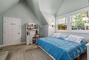 Marina Beach Lodge - Lakefront Home on Beach! by Yosemite Region Resor