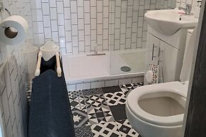 Apartment - Sleeps 4 - Pet Friendly - Parking
