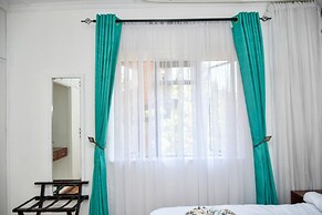 Grand Retreat by CHH