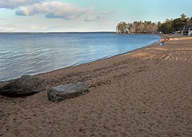Cozy Cove Cottage Limit 6 3 Bedroom Cottage by RedAwning