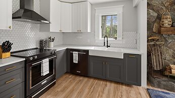 Robinson Cabin 3 Bedroom Cabin by RedAwning