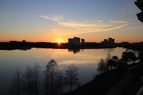 Lake View Delight 3 Bedroom Condo by RedAwning