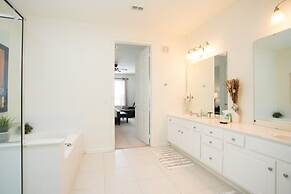 Lake View Delight 3 Bedroom Condo by RedAwning