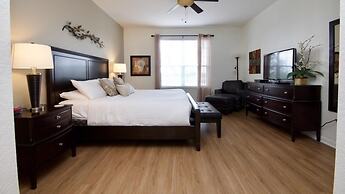 Lake View Delight 3 Bedroom Condo by RedAwning