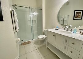 Lake View Delight 3 Bedroom Condo by RedAwning