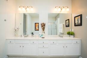 Lake View Delight 3 Bedroom Condo by RedAwning