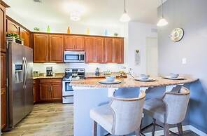 Lakeview Penthouse Elegance 3 Bedroom Condo by RedAwning