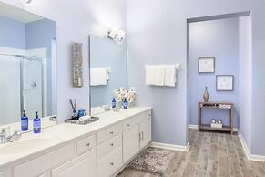 Lakeview Penthouse Elegance 3 Bedroom Condo by RedAwning