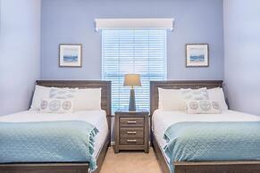 Lakeview Penthouse Elegance 3 Bedroom Condo by RedAwning