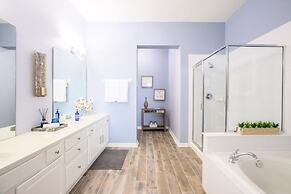 Lakeview Penthouse Elegance 3 Bedroom Condo by RedAwning