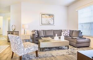 Lakeview Penthouse Elegance 3 Bedroom Condo by RedAwning