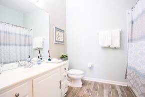 Lakeview Penthouse Elegance 3 Bedroom Condo by RedAwning