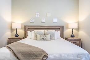 Lakeview Penthouse Elegance 3 Bedroom Condo by RedAwning