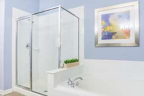 Lakeview Penthouse Elegance 3 Bedroom Condo by RedAwning