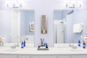 Lakeview Penthouse Elegance 3 Bedroom Condo by RedAwning