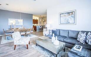 Lakeview Penthouse Elegance 3 Bedroom Condo by RedAwning