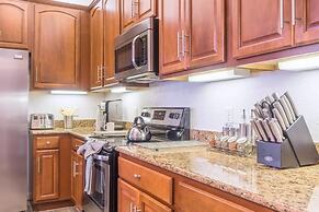 Lakeview Penthouse Elegance 3 Bedroom Condo by RedAwning