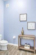 Lakeview Penthouse Elegance 3 Bedroom Condo by RedAwning