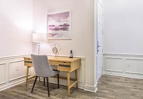 Lakeview Penthouse Elegance 3 Bedroom Condo by RedAwning