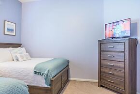 Lakeview Penthouse Elegance 3 Bedroom Condo by RedAwning