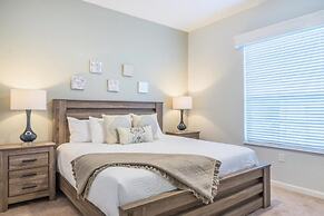 Lakeview Penthouse Elegance 3 Bedroom Condo by RedAwning