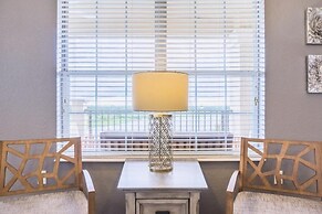 Lakeview Penthouse Elegance 3 Bedroom Condo by RedAwning