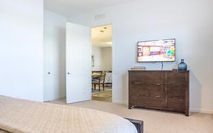 Lakeview Penthouse Elegance 3 Bedroom Condo by RedAwning