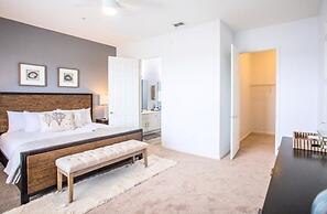 Lakeview Penthouse Elegance 3 Bedroom Condo by RedAwning