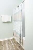 Lakeview Penthouse Elegance 3 Bedroom Condo by RedAwning