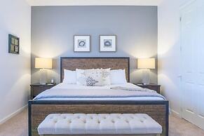 Lakeview Penthouse Elegance 3 Bedroom Condo by RedAwning