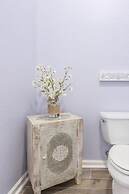 Lakeview Penthouse Elegance 3 Bedroom Condo by RedAwning