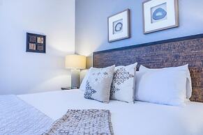 Lakeview Penthouse Elegance 3 Bedroom Condo by RedAwning